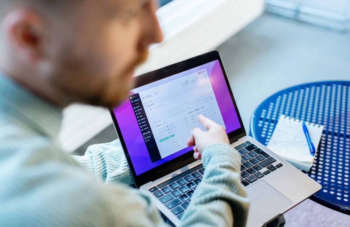Agency vs Freelance Web Designer — Which Is Better for Your Business?